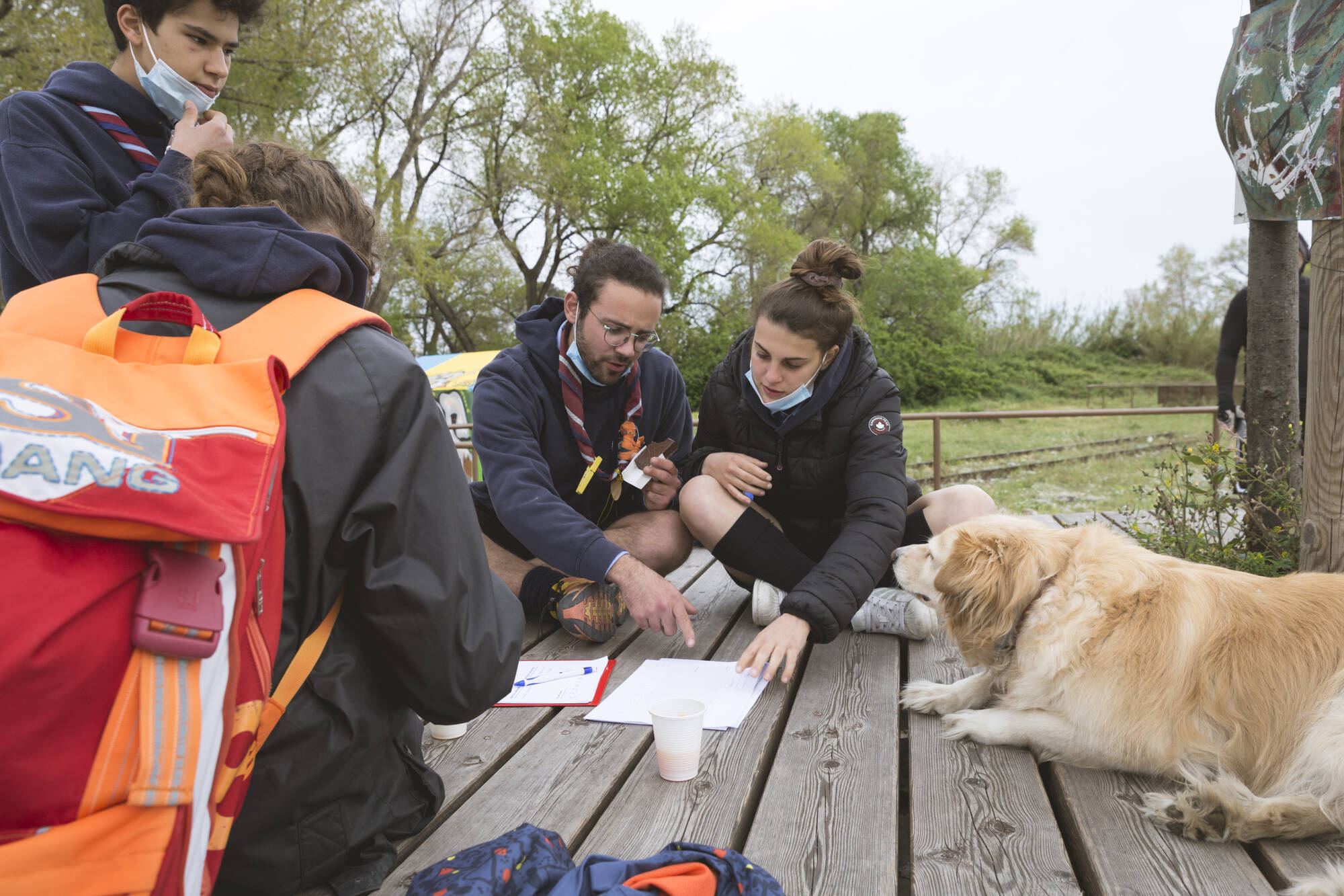 Gli scout che partecipano al progetto "Lo spazio pubblico" osservano dei fogli all'aperto