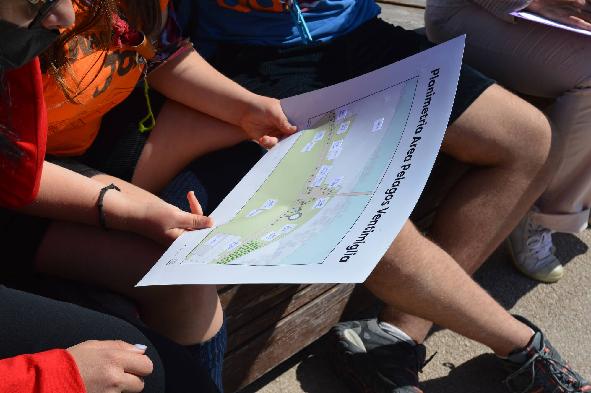 I partecipanti del progetto "lo spazio pubblico" studiano una mappa dell'area Pelagos, a Ventimiglia