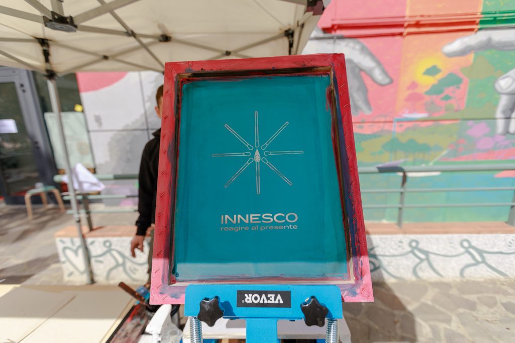 Laboratorio di serigrafia durante l'evento "innesco - reagire al presente"