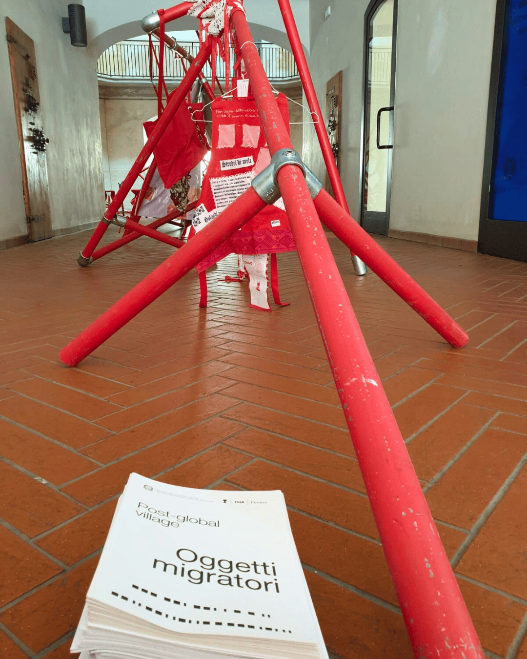 Uno scorcio della Mostra “Post Global Village: Oggetti migratori”, a cura di Mirko Tattarini con Veronica Bogao, Francesco Bonomi e Raffaele Marra