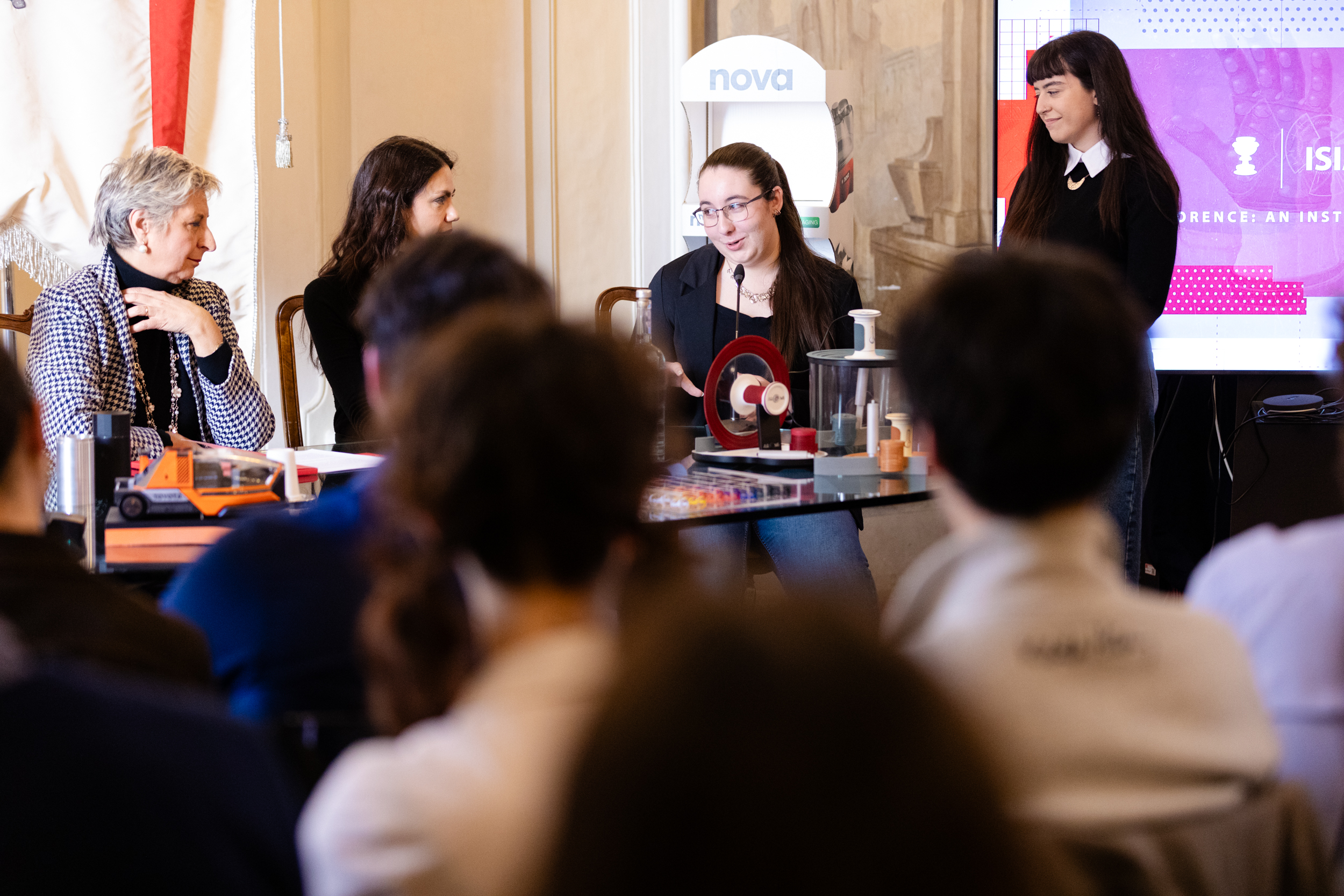 Alessia Zenobi presenta il progetto di tesi sviluppato con Francesca Di Croce, "Armor". Foto: Stefano Decarli
