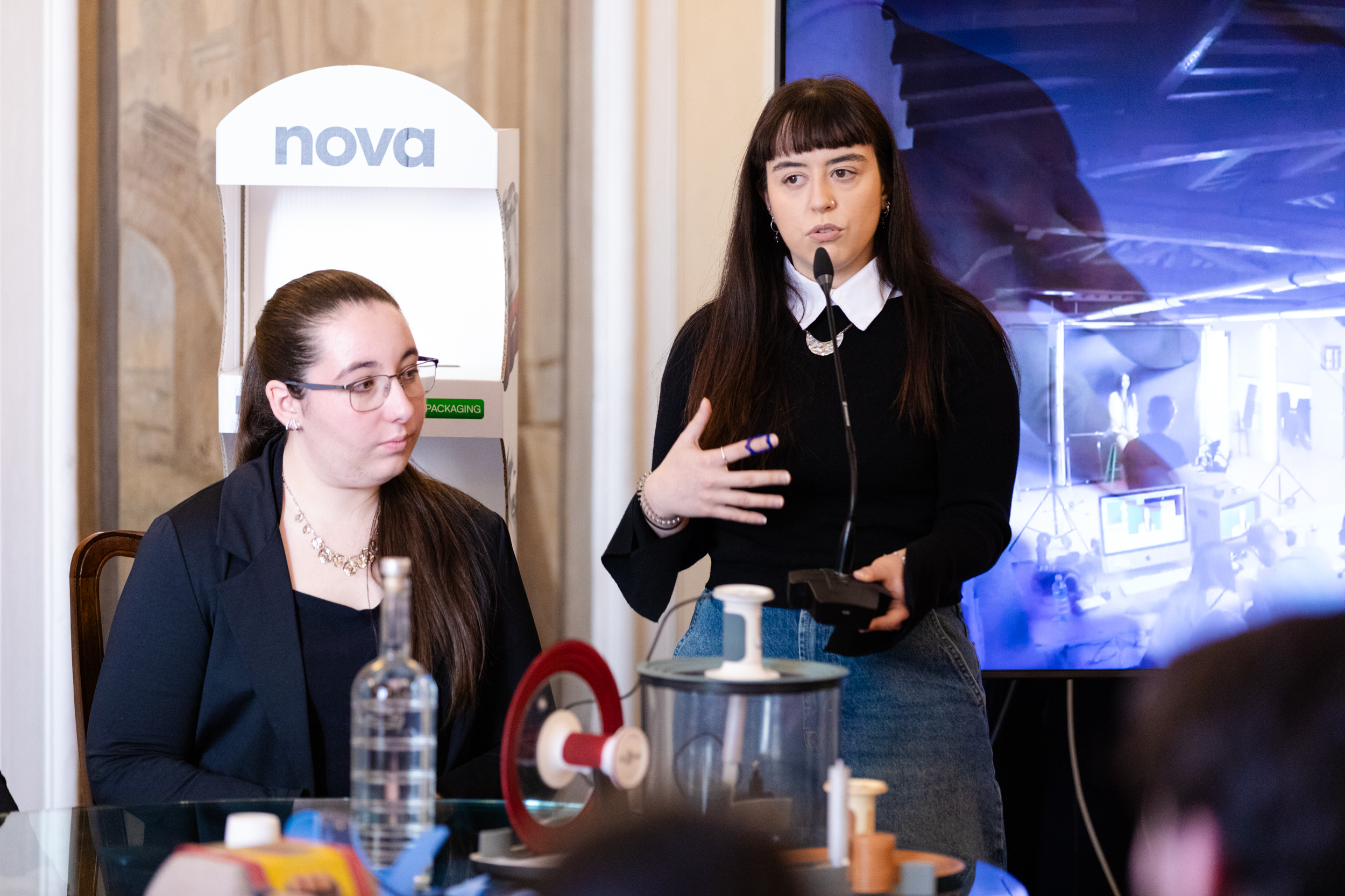 Francesca Di Croce presenta il progetto di tesi sviluppato con Alessia Zenobi, "Armor". Foto: Stefano Decarli