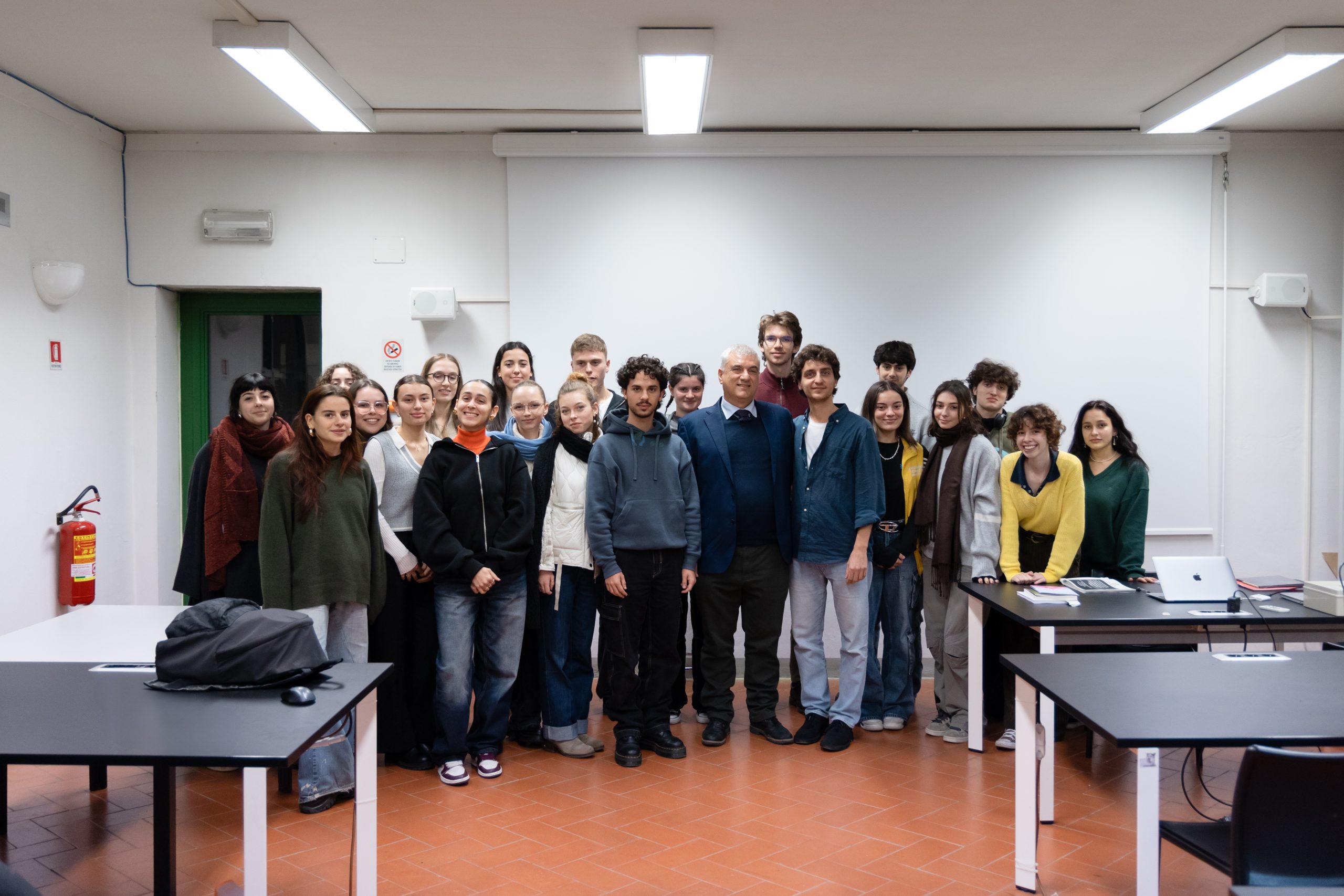 Scatto dall'intervento di Francesco Paola al corso di Basic Design. Foto: Athos Arcuri