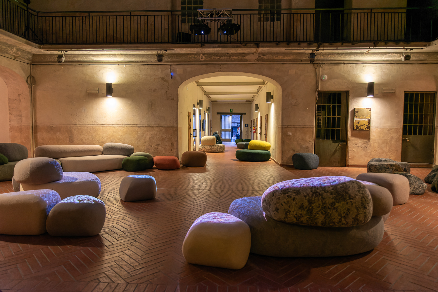 Sabato 17 febbraio ore 17 Front in dialogo con Patrizia Moroso. Conduce Patrizia Scarzella Ore 18.30 Inaugurazione dell’installazione Forest Wandering di Front e Moroso nella Sala del Semiottagono