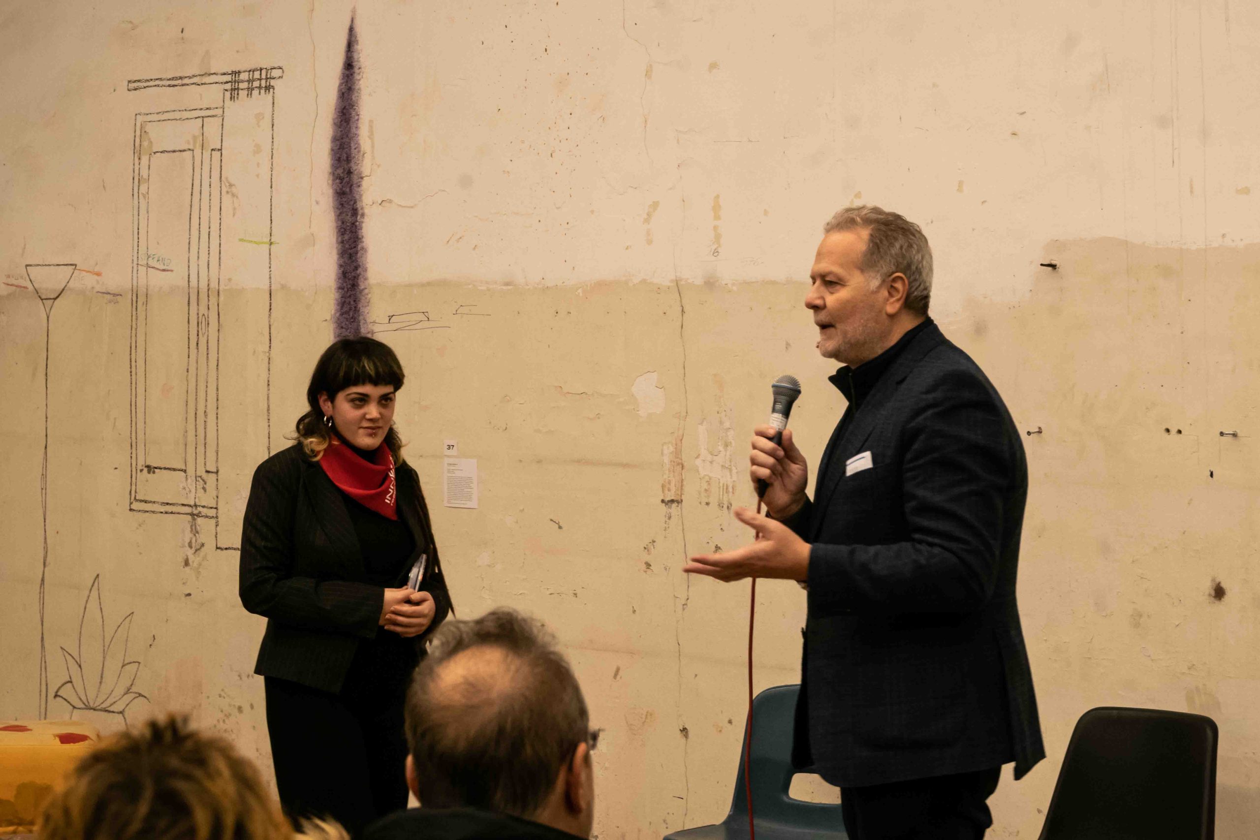 La studentessa Chiara Ceruti della Consulta degli Studenti e il Direttore dell'ABA Firenze, Claudio Rocca durante l'evento "Corpo scomodi". Foto: Kim Jansch