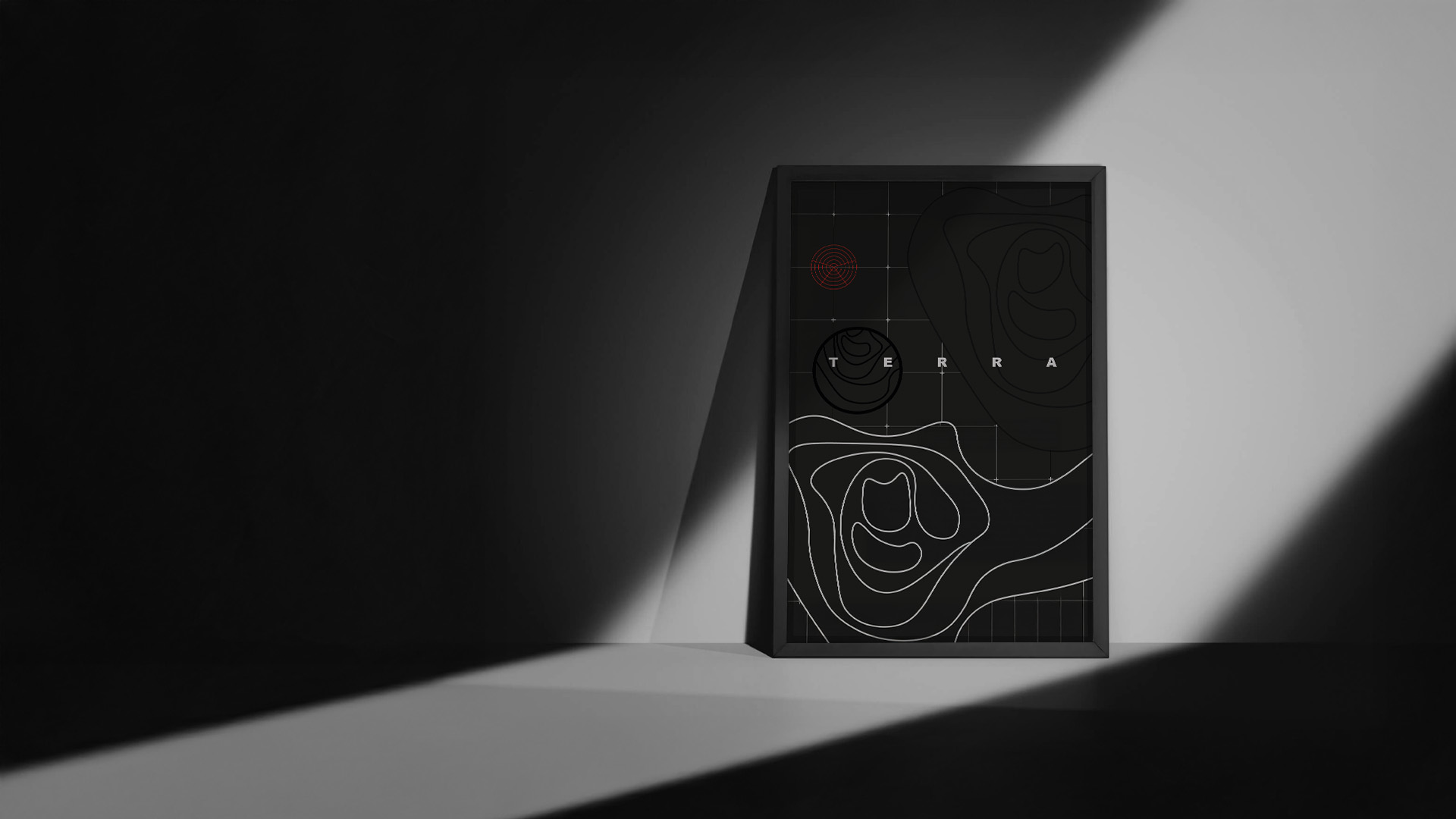 Quadro nero con linee topografiche bianche, illuminato da una luce obliqua. Scritta TERRA al centro.