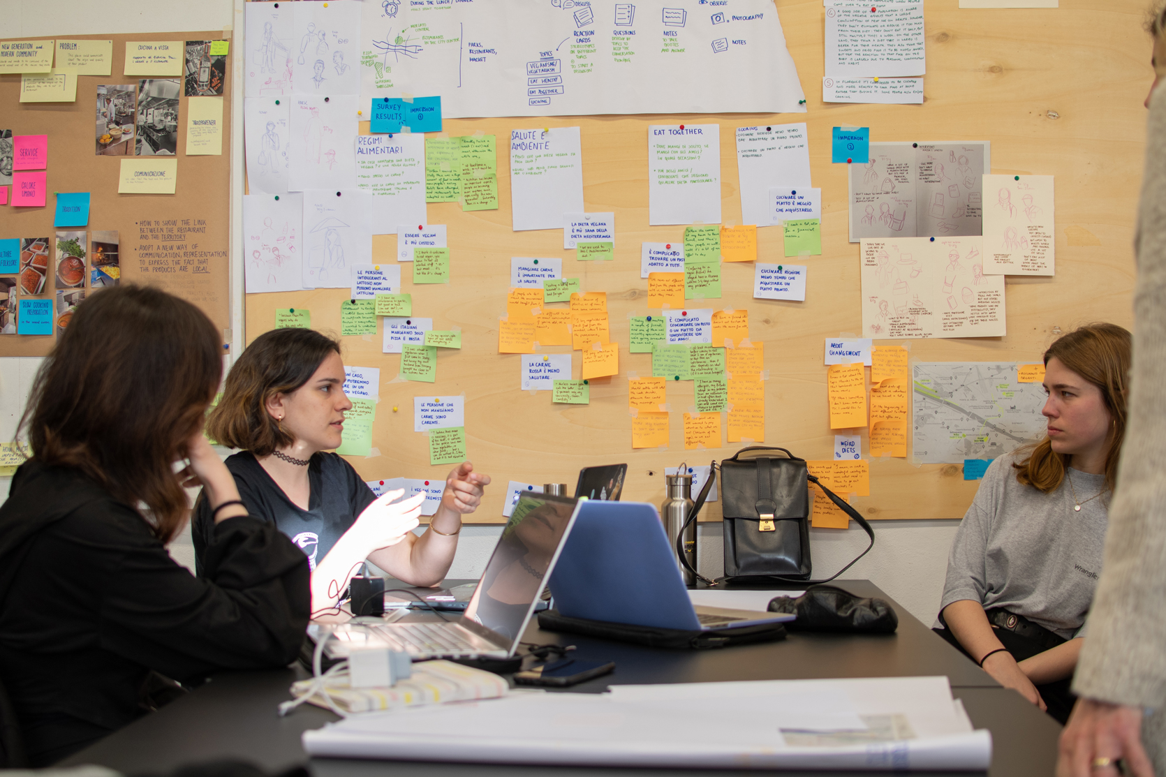 Un momento di brainstorming. ISIA Firenze. Foto: Simona Cavalllari