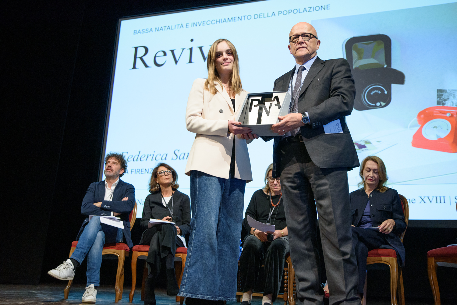 Federica Sani insegnita del Primo Premio da Andrea Balestri, per il progetto "Reviva" nella cateogoria "Bassa natalità e invecchiamento della popolazione" – ph. Antonio Viscido