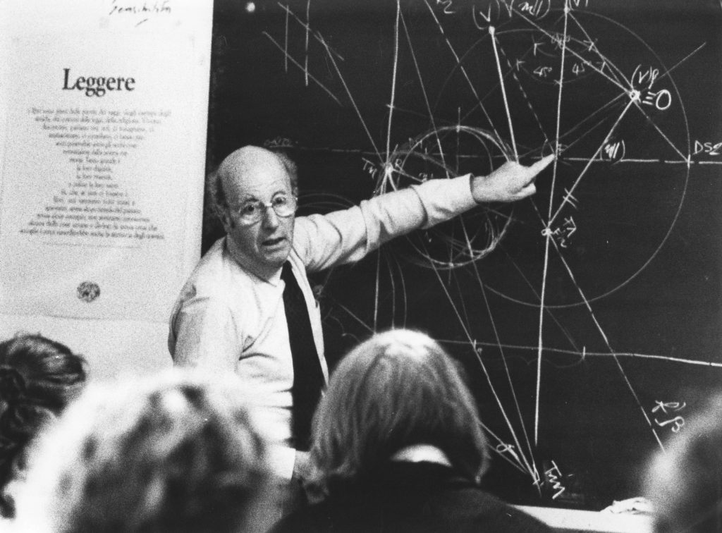 Foto di Dante Nannoni durante una lezione di Geometria Descrittiva all'ISIA di Firenze, 1992