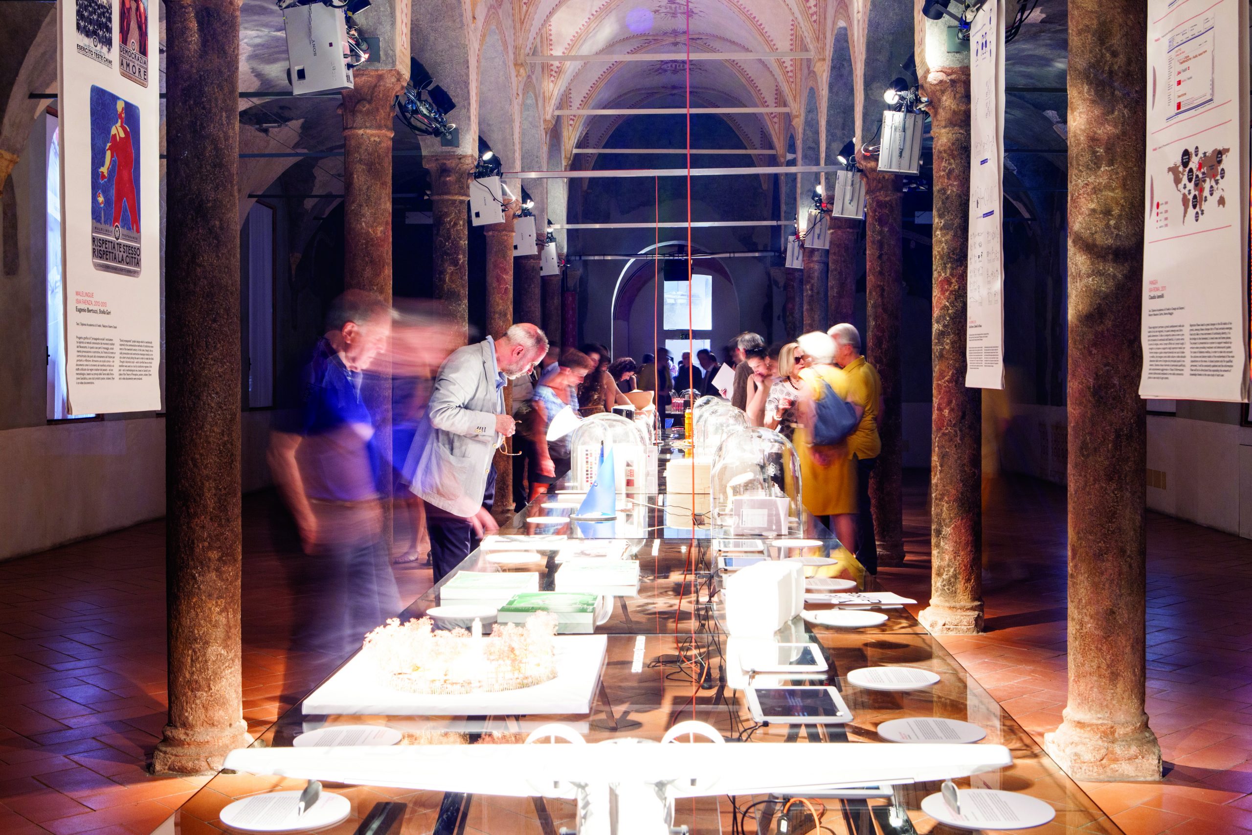 Foto durante la mostra ISIA Design Convivio, evento collaterale organizzato in occasione di EXPO Milano 2015, dedicato ai quattro Istituti Superiori per le Industrie Artistiche - ISIA Faenza, ISIA Firenze, ISIA Urbino, ISIA Roma