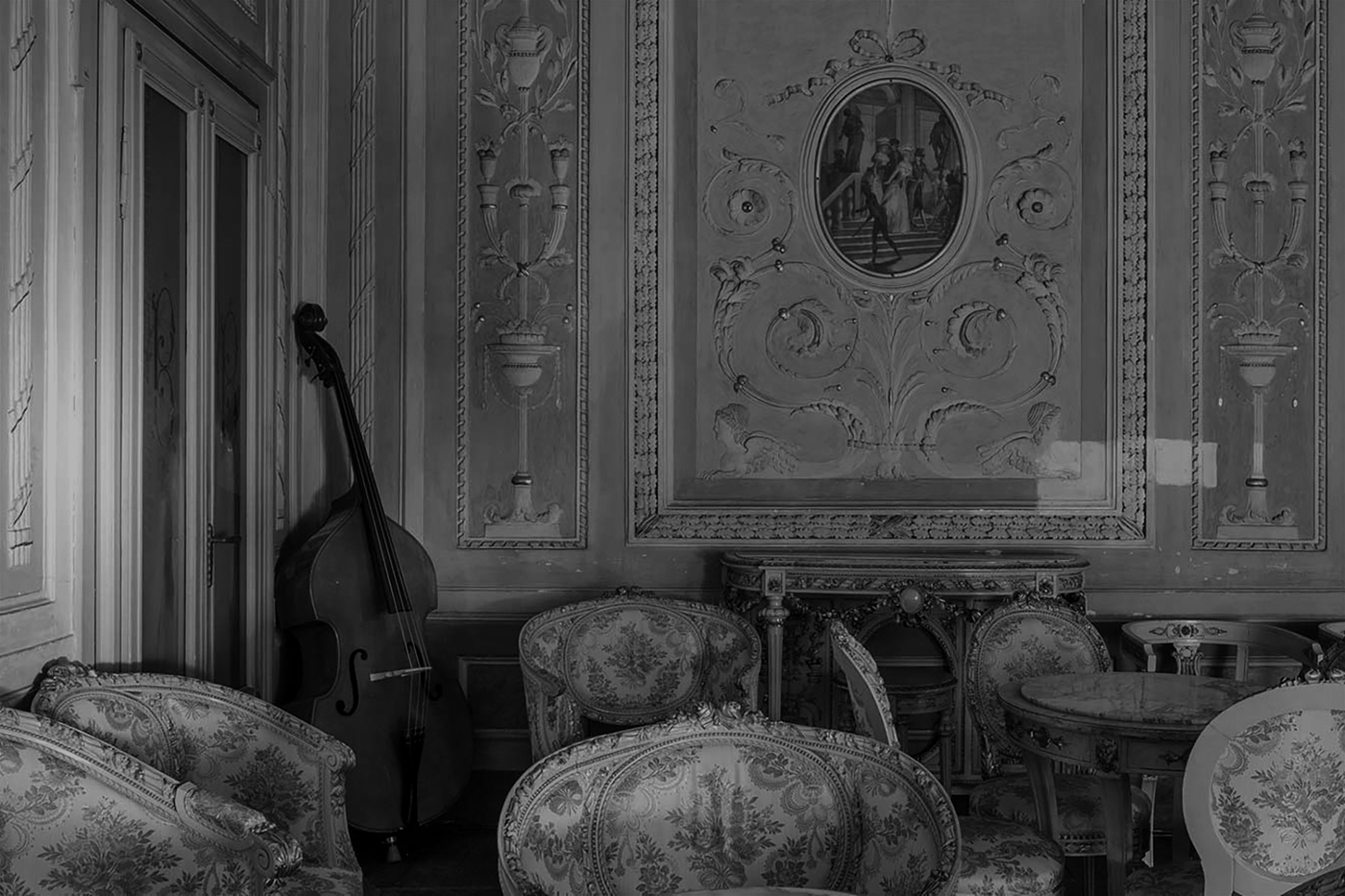 Immagini di una sala musica con violino del Polo Nazionale Artistico di Verona