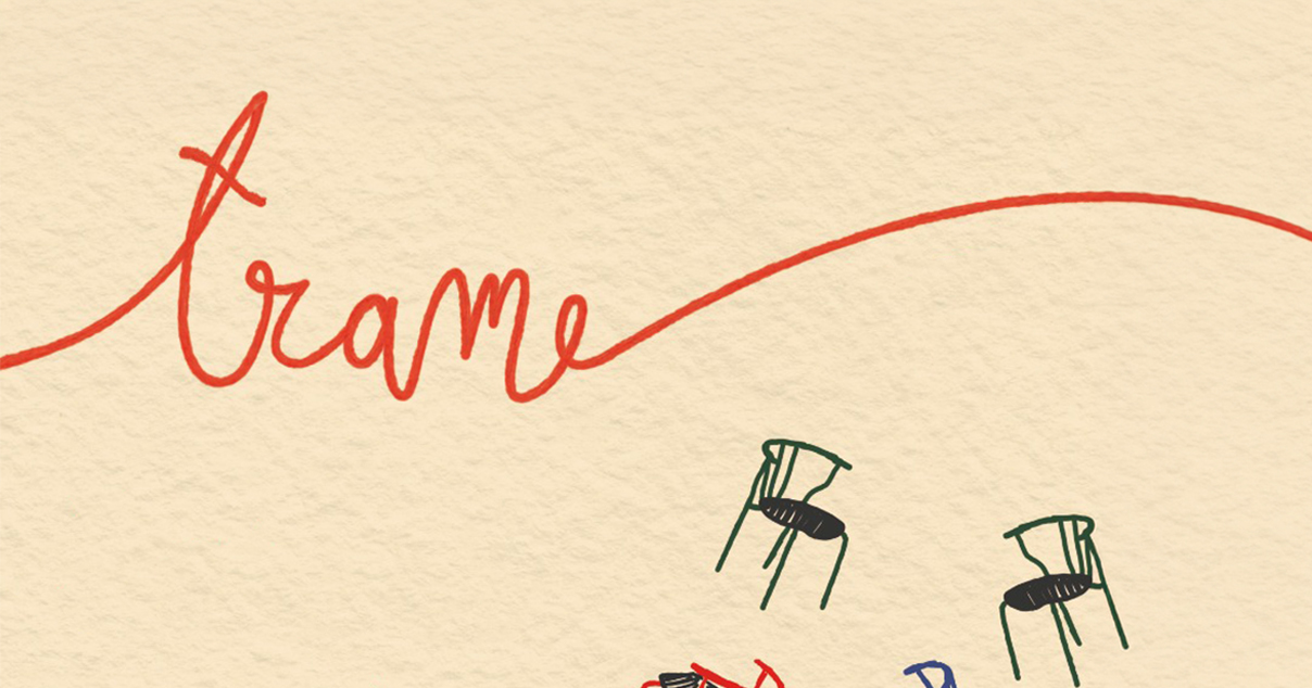 Illustrazione con la parola Trame scritta in rosso e sedie stilizzate su sfondo beige.